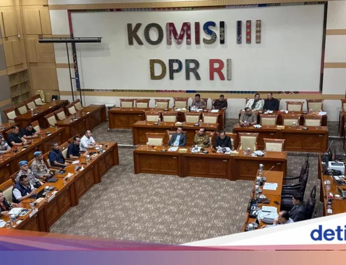Komisi III DPR Bahas Kasus Penyiraman Air Keras Andrie Yunus dengan Kapolda Metro