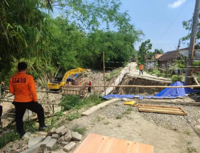 Tanah Longsor di Tambakrejo Bojonegoro Putus Jalan Poros Desa, Akses Warga Terhenti