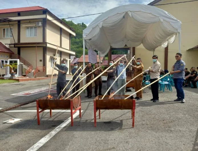 Kejari Abdya Musnahkan Narkotika dan BB Kriminal dari 14 Kasus Inkrah