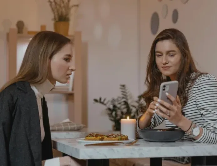 Tren Sebar Aib di Media Sosial: Mengapa Konten Pribadi Jadi Viral?