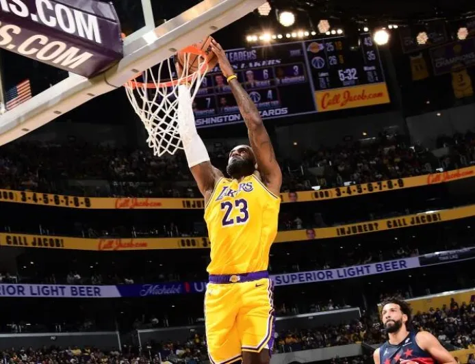 LeBron James Pecahkan Rekor Pemain Tertua Cetak Triple-Double NBA