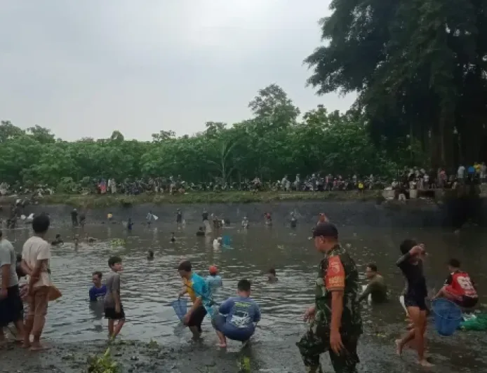 Antisipasi Banjir dan Dorong Perekonomian, Aparat dan Warga Tekung Lumajang Bersinergi