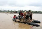 Jalan Putus Diterjang Banjir, Warga Aceh Utara Nekat Seberangi Sungai dengan Perahu Karet