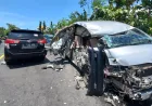 Kecelakaan Beruntun di Tegalsiwalan Probolinggo: Mobil Travel Hiace Tabrak Ambulans Jenazah dan Innova