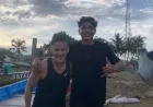 John Herdman Viral Main Sepakbola Bareng Warga di Pantai Lombok