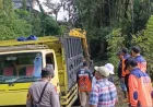 Petugas Gabungan Bersihkan Material Longsor Tutup Jalan di Sendang Tulungagung