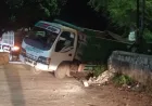 Kecelakaan Truk Pengangkut Batu Bata Terperosok di Jalan Raya Bluto Malam Ini