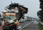Kecelakaan Truk di Tol Jombang-Mojokerto: Dua Tewas, Diduga Karena Pengemudi Mengantuk