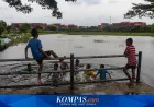 Anak-anak Berenang di Makam Terendam Banjir Cilincing, Ini Risikonya