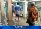 Warga Cijagra Tetap Shalat Jumat di Tengah Banjir Luapan Sungai Citarum Lama