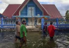 Banjir Akibat Luapan Danau Sentani Melumpuhkan Sentani Jayapura Selama Dua Pekan