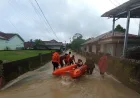 652 Rumah Terendam Banjir di Muara Enim: Evakuasi Cepat dengan Perahu Karet