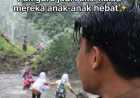 Siswa Parimo Viral Terobos Sungai Saat Hujan, Teriak 'Mau Banjir!'