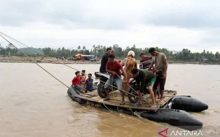 Jalan Putus Diterjang Banjir, Warga Aceh Utara Nekat Seberangi Sungai dengan Perahu Karet