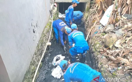 SDA Jaktim Keruk 400 Kubik Lumpur di Phb Sangkuriang untuk Cegah Banjir