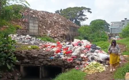 Sampah TPS Kramat Jati Meluber ke Kali, Warga Khawatir Banjir Melanda