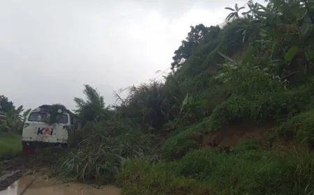 Longsor Timbun Rel, Perjalanan KA Ciremai Semarang-Bandung Terhenti Total