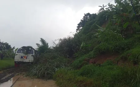Kereta Ciremai Terjebak Longsor Bandung Barat, Jalur Terputus Sementara