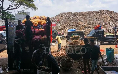 Sampah Kramat Jati Meluap Akibat Pembatasan Operasi TPST Bantargebang Pasca Longsor