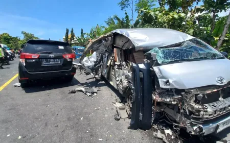 Kecelakaan Beruntun di Tegalsiwalan Probolinggo: Mobil Travel Hiace Tabrak Ambulans Jenazah dan Innova