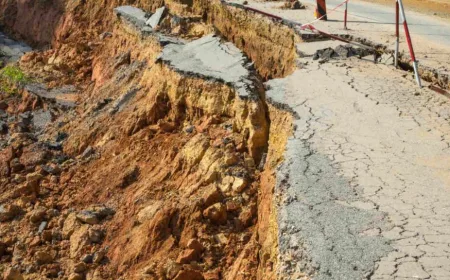 Longsor di Ciloa Sumedang: Tembok Penahan Tebing Ambrol, Dua Motor Tertimbun Lumpur