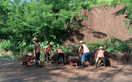 Akses Jalan Malang-Lumajang Normal Kembali Setelah Longsor Teratasi