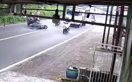 Gagal Menyalip, Pemotor di Sidoarjo Tewas Setelah Kecelakaan dengan Truk dan Motor Lain