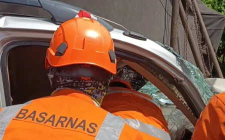 Kecelakaan Bojonegoro: Penumpang Minibus Terjepit Dievakuasi Dramatis 30 Menit