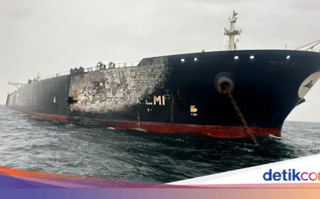 Penampakan Kapal Tanker Terbakar dan Rusak Parah Usai Dibom Iran di Selat Hormuz