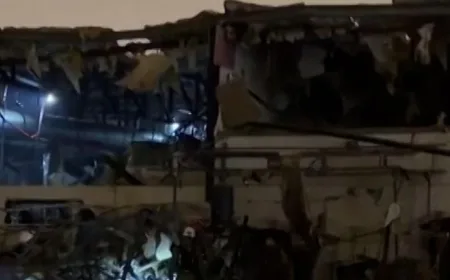 Kerusakan Bangunan di Israel Akibat Serangan Rudal Iran di Petah Tikva