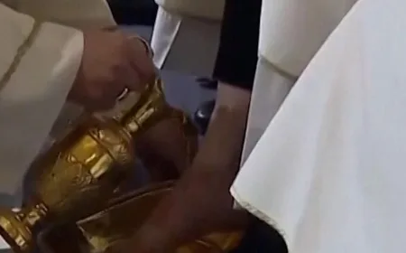 Paus Leo Basuh dan Cium Kaki 12 Imam di Malam Kamis Putih, Simbol Kerendahan Hati Yesus