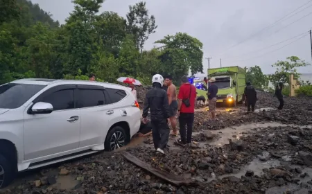 Longsor Ampana Poso Lumpuhkan Jalur Trans Sulawesi, Antrean Kendaraan Mengular