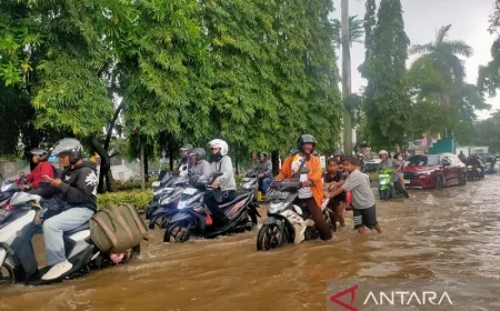 Banjir Melanda Jakarta Barat: 12 RT dan 4 Ruas Jalan Terendam Air 30-40 cm