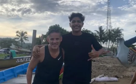 John Herdman Viral Main Sepakbola Bareng Warga di Pantai Lombok