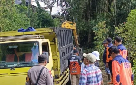 Petugas Gabungan Bersihkan Material Longsor Tutup Jalan di Sendang Tulungagung