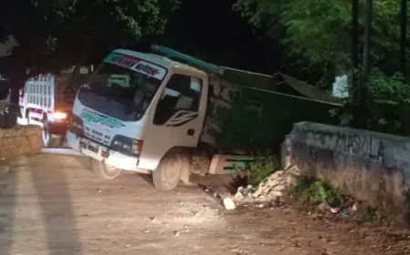 Kecelakaan Truk Pengangkut Batu Bata Terperosok di Jalan Raya Bluto Malam Ini