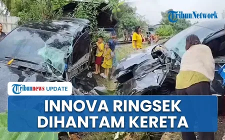 Kecelakaan Kereta Api Putri Deli Hantam Mobil Innova hingga Ringsek Parah di Asahan