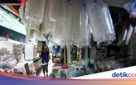 Harga Plastik Naik hingga 50% Akibat Impor Terganggu, Pedagang Pasar Merana