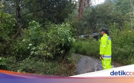 Longsor Tutup Sebagian Jalan Pudak-Pulung Ponorogo, Pengendara Diminta Waspada