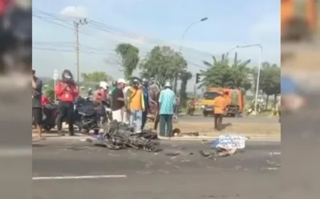 Kecelakaan Ring Road Tuban: Pemotor Terluka Parah Tertabrak Truk Tronton