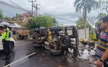 Kecelakaan Truk Terguling di Gianyar, Muatan Es Berserakan di Jalan Raya
