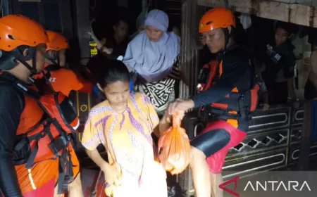 Tim SAR Evakuasi 100 Warga Terdampak Banjir di Wosi Manokwari Malam Ini