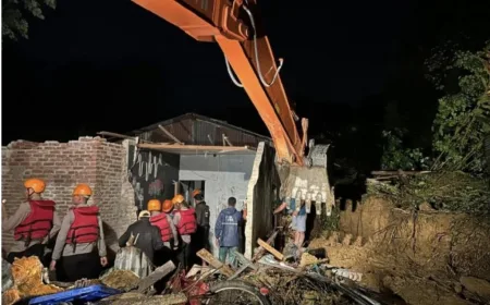 Brimob Polda Sumut Gerak Cepat Cari Korban Banjir dan Longsor Sibolangit