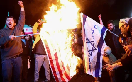 Warga Iran Rayakan Kemenangan Gencatan dengan Bakar Bendera AS-Israel