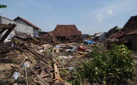 Banjir di Demak Surut, Warga Temukan Rumah Rusak Parah Tinggal Tiang dan Atap