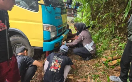 Kecelakaan Truk Telur di Kuningan: Pengendara Motor Luka Berat Usai Salip Kendaraan