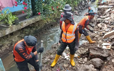 Longsor Tembok Penahan Tanah di Cipedes Tasikmalaya Tutupi Aliran Sungai, BPBD Turun Tangan