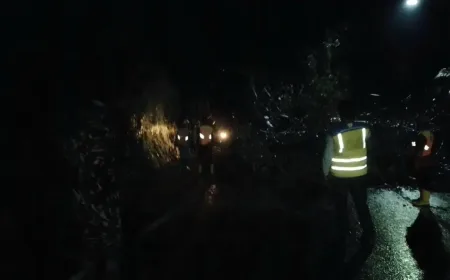 Longsor Cadas Pangeran Tutup Jalan, Puluhan Kendaraan Terjebak dan Dievakuasi