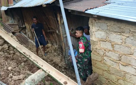 Koramil Ruteng dan Warga Bersinergi Evakuasi Material Longsor di Desa Gelong