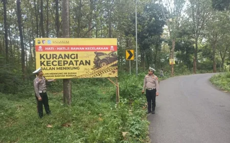 Polres Bojonegoro Pasang Imbauan di Titik Rawan Antisipasi Kecelakaan Lalu Lintas